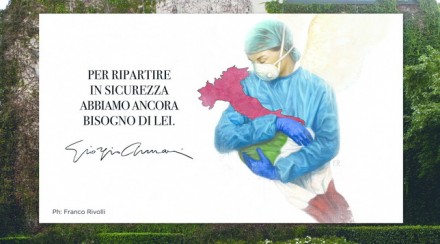 Nuovo inizio per la Moda: Giorgio Armani dedica un murale ai sanitari 
